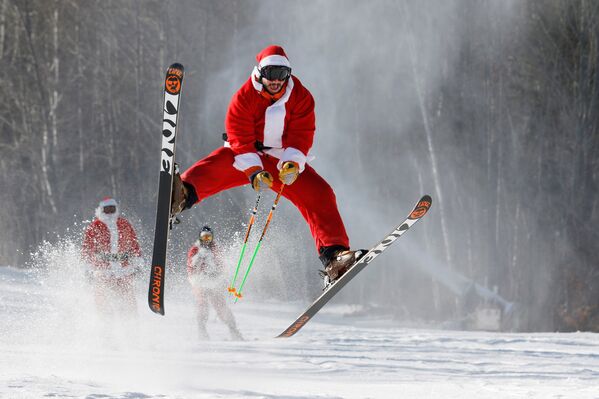 Лыжник в костюме Санты на горнолыжном курорте в Ньюри, штат Мэн