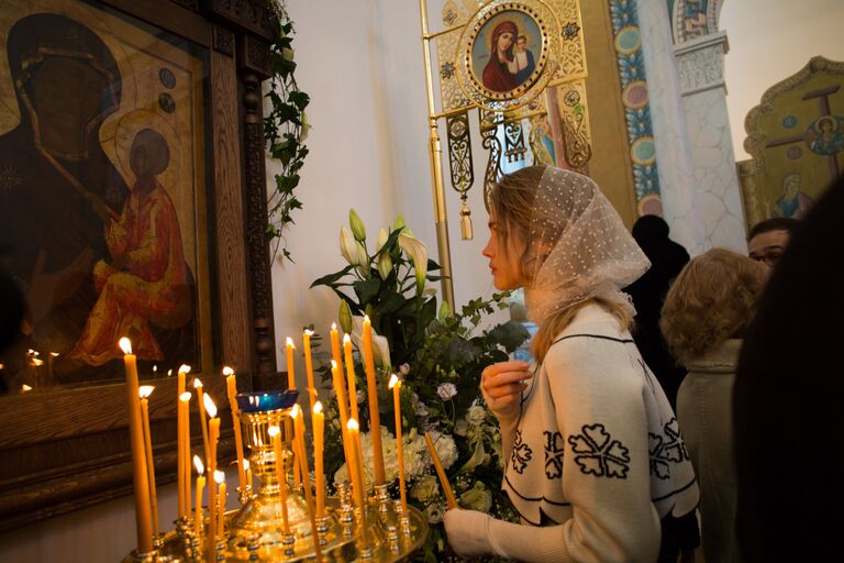 Основатель фонда Обнаженные сердца, топ-модель Наталья Водянова на службе в Троицком кафедральном соборе при Русском духовно-культурном центре в Париже