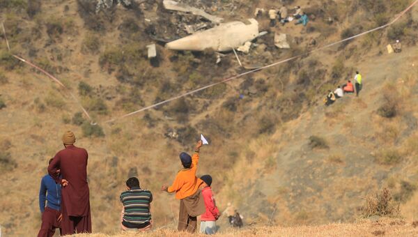 Местные жители на месте крушения самолета авиакомпании PIA недалеко от Абботтабада, Пакистан