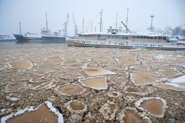 Суда на зимней стоянке в Онежском озере в Петрозаводске