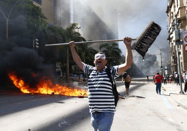 Акция протеста против программы сокращения государственных расходов в Рио-де-Жанейро, Бразилия