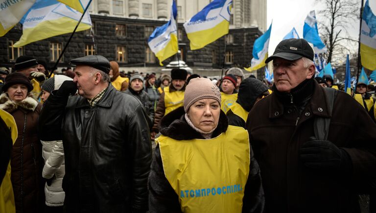 Участники акции профсоюзов за повышение социальных стандартов и снижение тарифов в Киеве