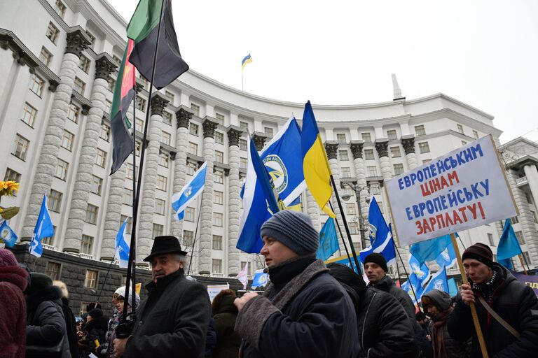 Участники акции профсоюзов за повышение социальных стандартов и снижение тарифов в Киеве. 8 декабря 2016