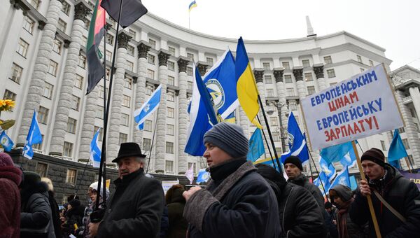 Участники акции профсоюзов за повышение социальных стандартов и снижение тарифов в Киеве. 8 декабря 2016