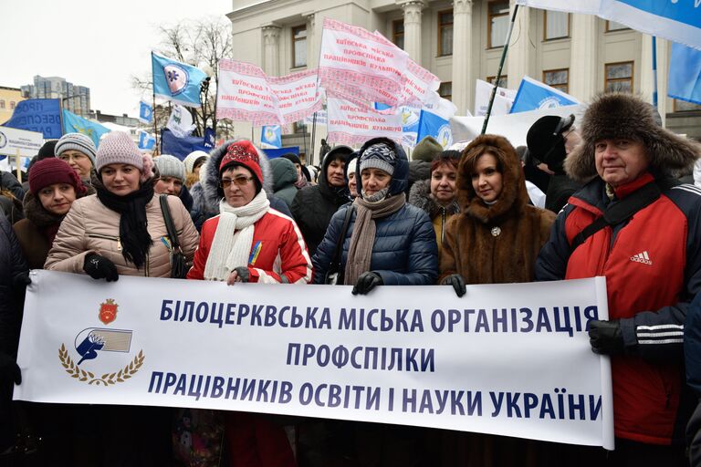 Участники акции профсоюзов за повышение социальных стандартов и снижение тарифов в Киеве. 8 декабря 2016