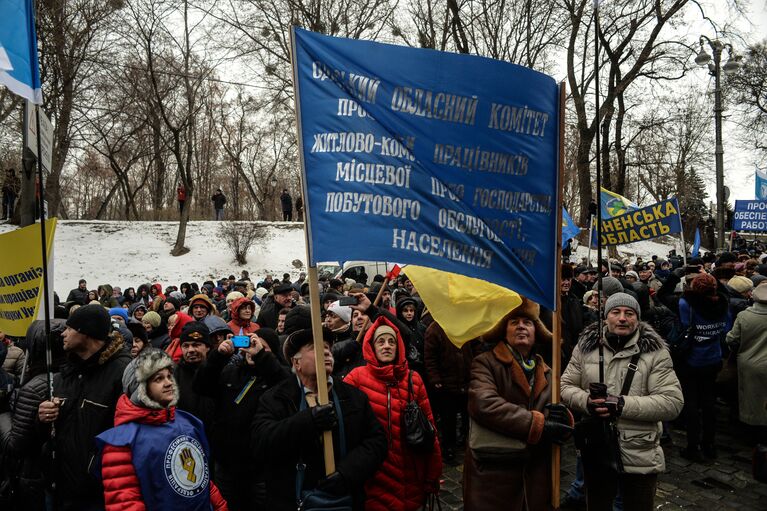 Участники акции профсоюзов за повышение социальных стандартов и снижение тарифов в Киеве. 8 декабря 2016