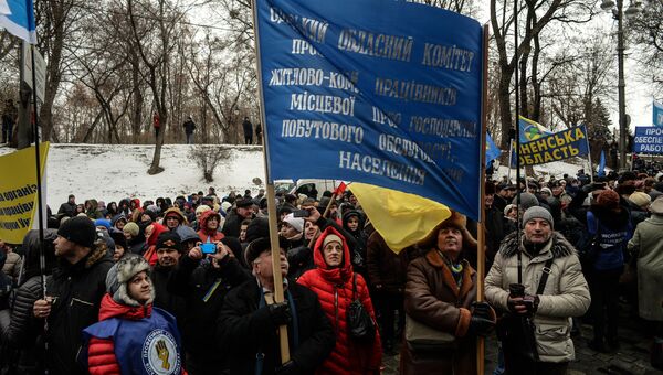 Участники акции профсоюзов за повышение социальных стандартов и снижение тарифов в Киеве. 8 декабря 2016