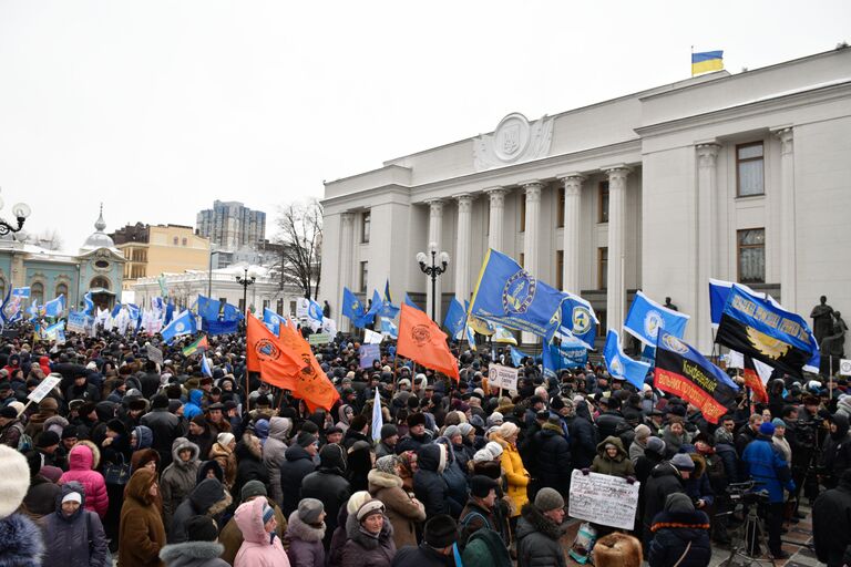 Участники акции профсоюзов за повышение социальных стандартов и снижение тарифов в Киеве. 8 декабря 2016