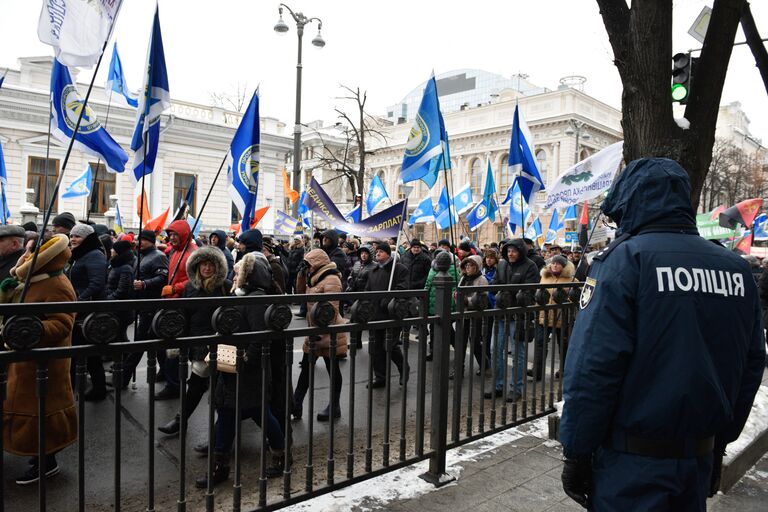 Участники акции профсоюзов за повышение социальных стандартов и снижение тарифов в Киеве. 8 декабря 2016