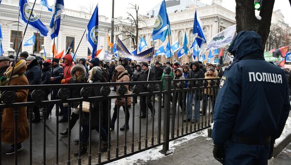 Участники акции профсоюзов за повышение социальных стандартов и снижение тарифов в Киеве. 8 декабря 2016. Архивное фото