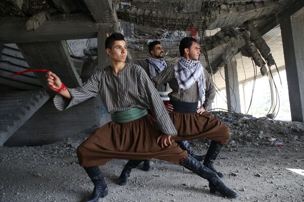 Палестинские танцоры исполняют традиционный танец Дабке в городе Газа, Палестина