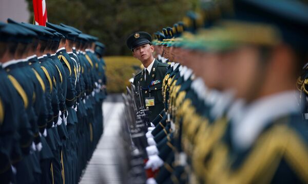 Почетный караул сил самообороны Японии готовятся во время визита министра обороны США Эштона Картера в Токио, Япония