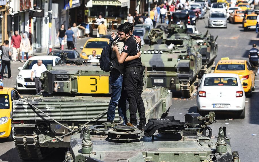 Танки на улице Стамбула. 16 июля 2016 года 