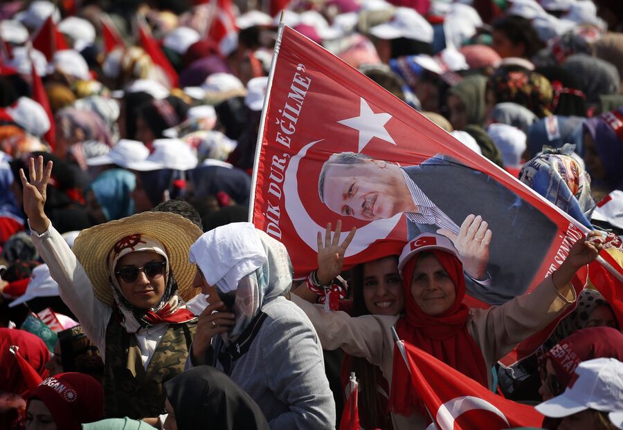 Сторонники президента Турции Реджепа Тайипа Эрдогана в Стамбуле. 7 августа 2016 года