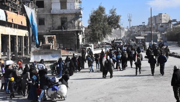 Местные жители покидают захваченные боевиками районы Алеппо. Архивное фото