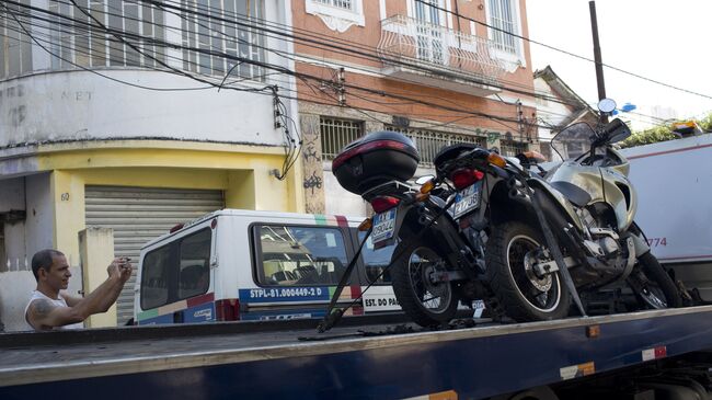 Полиция эвакуирует мотоциклы итальянских туристов в одном из районов Рио-де-Жанейро, Бразилия. 8 декабря 2016