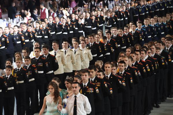 Участники Международного Кремлевского кадетского бала в Гостином дворе в Москве