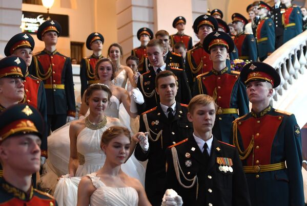 Участники перед началом Международного Кремлевского кадетского бала в Гостином дворе в Москве