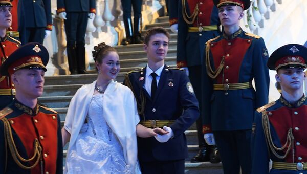 Участники перед началом Международного Кремлевского кадетского бала в Гостином дворе в Москве