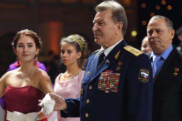 Генерал-полковник, герой Советского Союза, заслуженный военный лётчик РФ Николай Антошкин на Международном Кремлевском кадетском балу в Гостином дворе в Москве