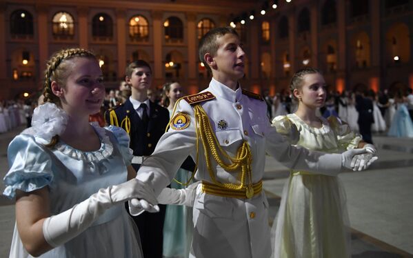 Участники Международного Кремлевского кадетского бала в Гостином дворе в Москве