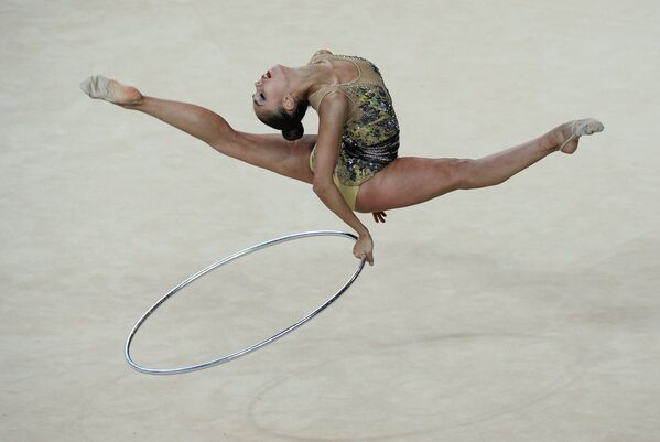 Маргарита Мамун (Россия) выполняет упражнения с обручем в индивидуальном многоборье на чемпионате Европы по художественной гимнастике в израильском Холоне