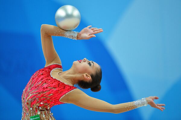 Маргарита Мамун (Россия) выполняет упражнения с мячом в соревнованиях Кубка мира по художественной гимнастике в Казани