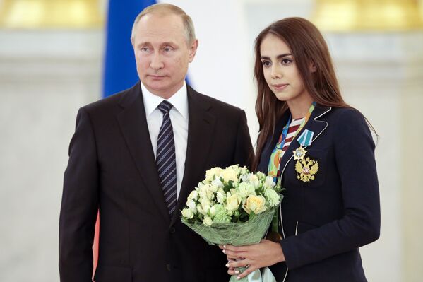Президент России Владимир Путин и чемпионка Игр в Рио гимнастка Маргарита Мамун на церемонии награждения олимпийцев в Кремле