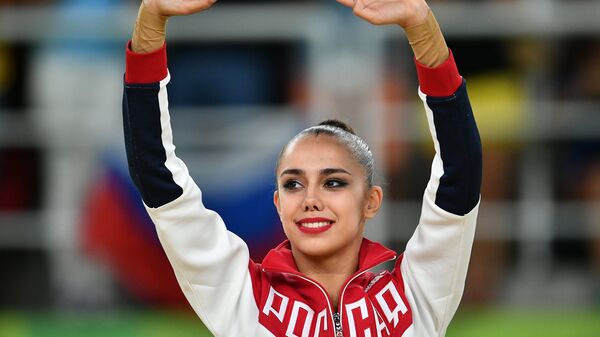 Маргарита Мамун (Россия), завоевавшая золотую медаль в индивидуальном многоборье по художественной гимнастике на XXXI летних Олимпийских играх, на церемонии награждения