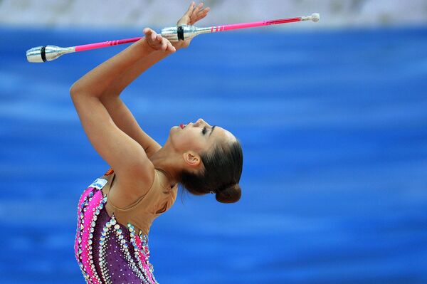 Маргарита Мамун (Россия) выполняет упражнения с булавами в соревнованиях Кубка мира по художественной гимнастике в Казани