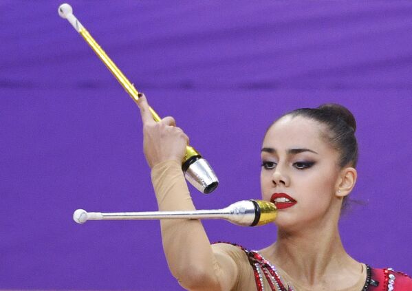 Маргарита Мамун (Россия) выполняет упражнение с булавами на турнире Гран-при Москвы по художественной гимнастике