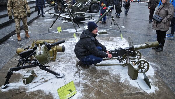 Горожане осматривают стрелковое оружие на выставке вооружения армии Украины