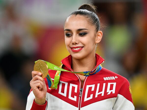 Маргарита Мамун (Россия), завоевавшая золотую медаль в индивидуальном многоборье по художественной гимнастике на XXXI летних Олимпийских играх, на церемонии награждения