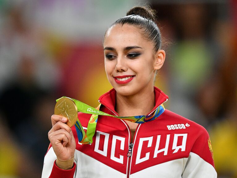 Маргарита Мамун (Россия), завоевавшая золотую медаль в индивидуальном многоборье по художественной гимнастике на XXXI летних Олимпийских играх, на церемонии награждения