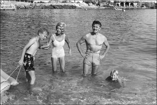 Американский актер Кирк Дуглас с женой Энн, сыновьями Эриком и Питером купаются в Монако
