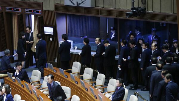 Депутаты парламента Южной Кореи во время голосования по вопросу импичмента президенту страны Пак Кын Хе. 9 декабря 2016