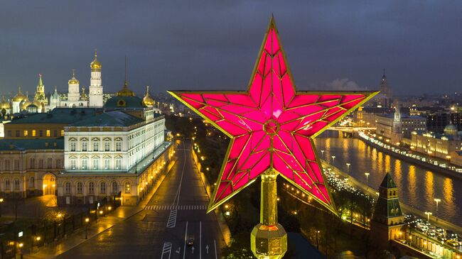 Звезда на Водовзводной башне Московского Кремля. На втором плане слева - Большой Кремлевский дворец