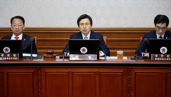 Премьер-министр Южной Кореи Хван Гё Ан на заседании кабинета министров в Сеуле. 9 декабря 2016