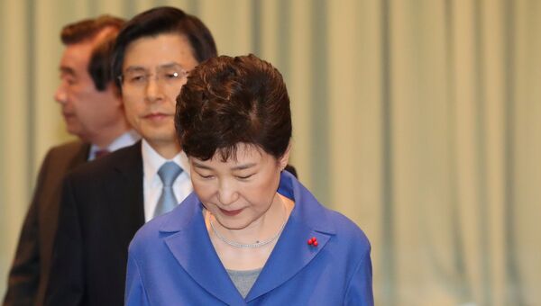 Президент Южной Кореи Пак Кын Хе и премьер-министр Хван Гё Ан на заседании кабинета министров в Сеуле. 9 декабря 2016