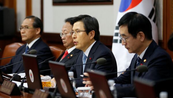 Премьер-министр Южной Кореи Хван Гё Ан на заседании кабинета министров в Сеуле. 9 декабря 2016