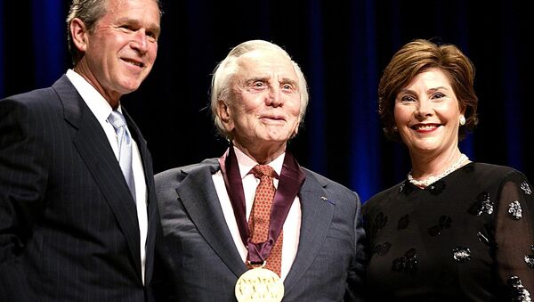 Президент США Джордж Буш и первая леди Лора Буш награждают актера Кирка Дугласа Национальной медалью искусств в Вашингтоне