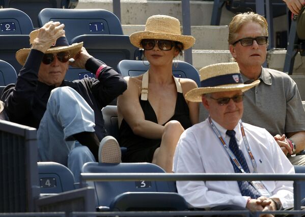 Актер Кирк Дуглас, актриса Кэтрин Зета-Джонс и ее муж актер Майкл Дуглас. Нью-Йорк, 8 сентября 2007