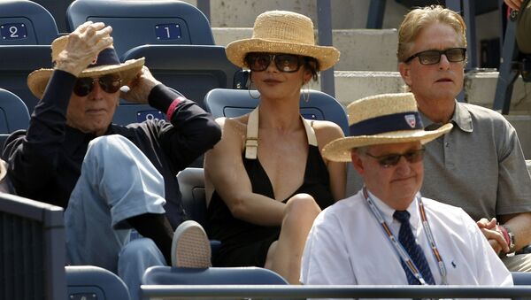 Актер Кирк Дуглас, актриса Кэтрин Зета-Джонс и ее муж актер Майкл Дуглас. Нью-Йорк, 8 сентября 2007