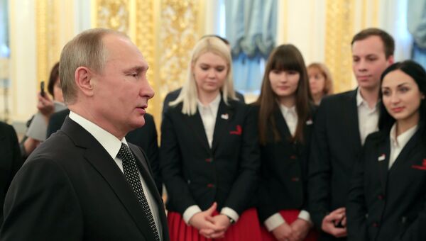 Президент РФ Владимир Путин во время встречи в Кремле с членами национальной сборной WorldSkills-Russia. 9 декабря 2016