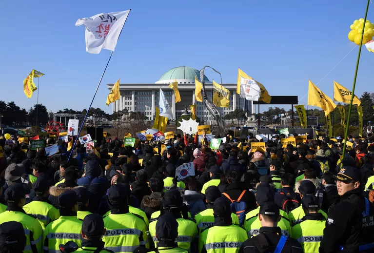 Митинг возле здания Национального собрания в Сеуле, Южная Корея Митинг возле здания Национального собрания в Сеуле, Южная Корея
