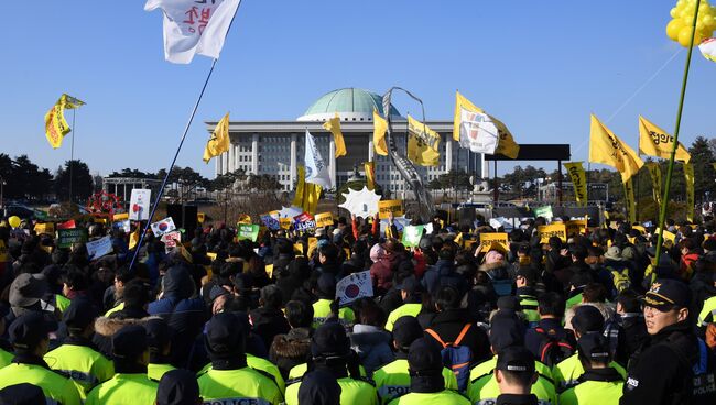 Митинг возле здания Национального собрания в Сеуле, Южная Корея. Архивное фото