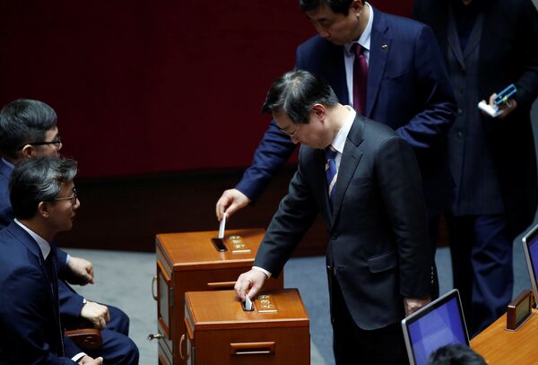 Депутаты Нацсобрания во время голосования по вопросу импичмента президенту Пак Кын Хе