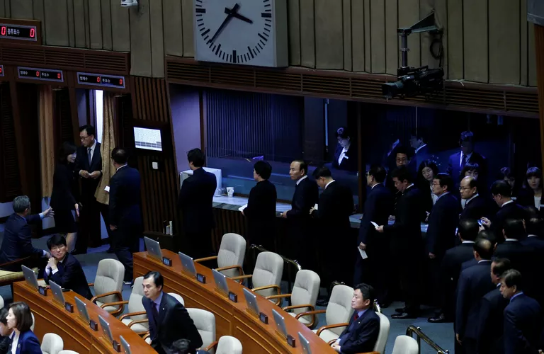 Голосование в парламенте Южной Кореи по вопросу импичмента президенту Пак Кын Хе Голосование в парламенте Южной Кореи по вопросу импичмента президенту Пак Кын Хе
