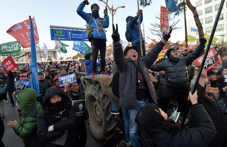 Митинг возле здания Национального собрания в Сеуле, Южная Корея Митинг возле здания Национального собрания в Сеуле, Южная Корея