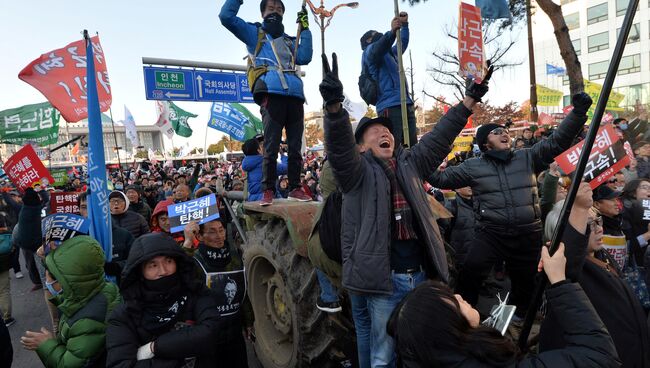 Митинг возле здания Национального собрания в Сеуле, Южная Корея